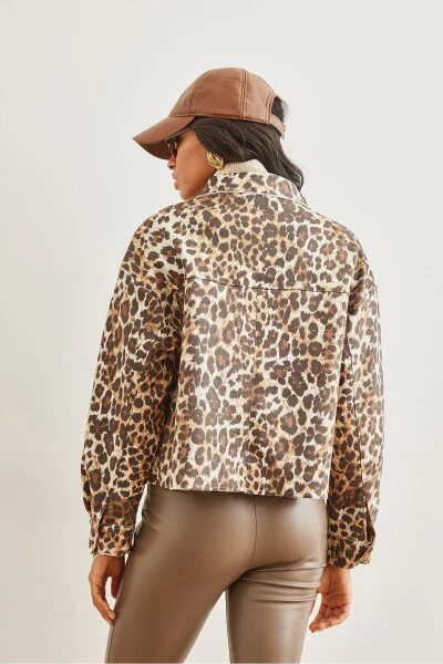 Ayollar uchun jigarrang leopar cho'ntakli zamsh kurtkasi - 2