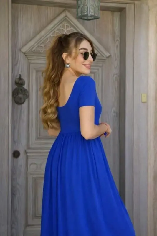 Ayollar uchun kalta yengli, aylana yoqali, oldi qismida yoriqli va cho'ntakli viskoza uzun ko'ylak - 2