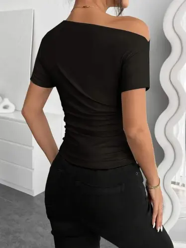 Ayollar uchun kalta yengli, bir elka ochiq buklamali viskoza bluzka - 3