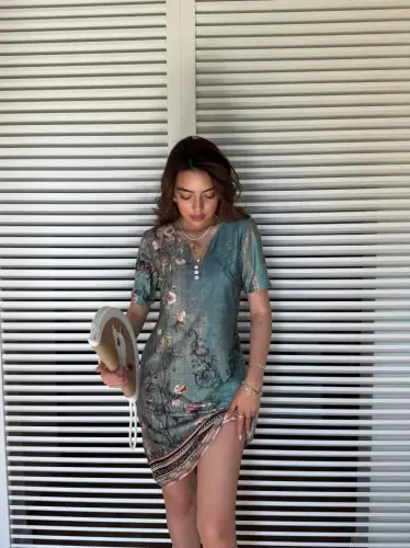 Ayollar uchun kalta yengli, V-yaka, gulli printli midi suprem ko'ylak - 1