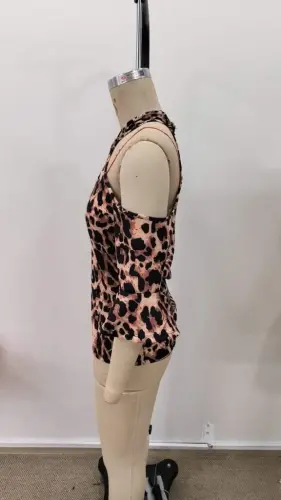 Ayollar uchun kalta yengli, yelkalari ochiq, old qismi kesishgan detallar bilan bezatilgan supryam bluzka - 7