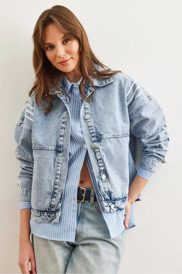 Ayollar uchun ko'k 3 chiziqli detalli chokli denim kurtka CKT-19000421 - 4