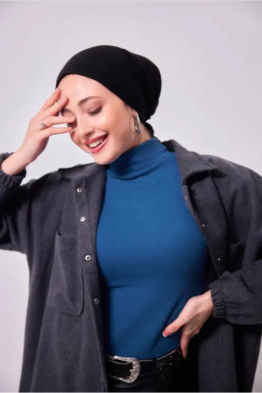 AYOLLAR UCHUN KO'K (INDIGO) YENGSIZ KABEL TO'QILGAN SVITER T 8253 - 2