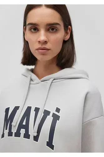 Ayollar uchun ko'k logotipli kaputli kulrang svitshot 1600361-34322 - 4