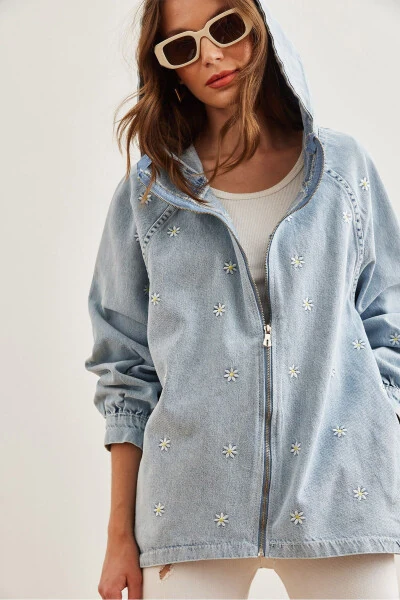 Ayollar uchun ko'k rangli fermuarli, cho'ntakli, kaputli, kashtali denim ko'ylagi CKT-19000380 - OLALOOK