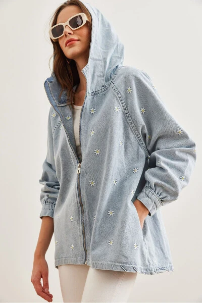 Ayollar uchun ko'k rangli fermuarli, cho'ntakli, kaputli, kashtali denim ko'ylagi CKT-19000380 - 4