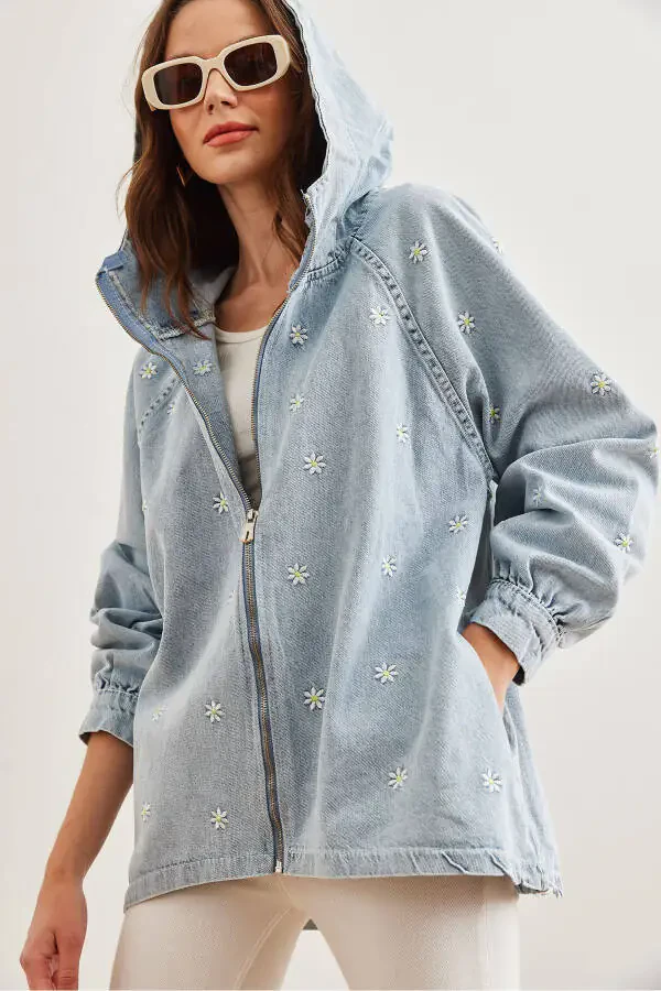 Ayollar uchun ko'k rangli fermuarli, cho'ntakli, kaputli, kashtali denim ko'ylagi CKT-19000380 - 5