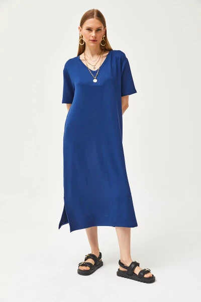 Ayollar uchun ko'k rangli V bo'yinli yon tomonidan yirtiq yumshoq matolib libos ELB-19002063 - 2