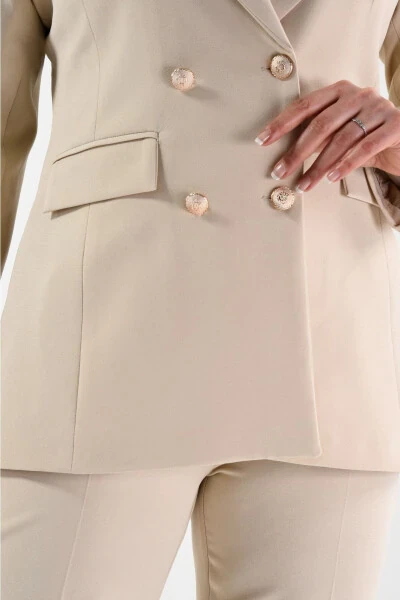 Ayollar uchun krem rangli blazer ko'ylagi kamarli cho'ntakli truba shimli katta o'lchamli kostyum - 5