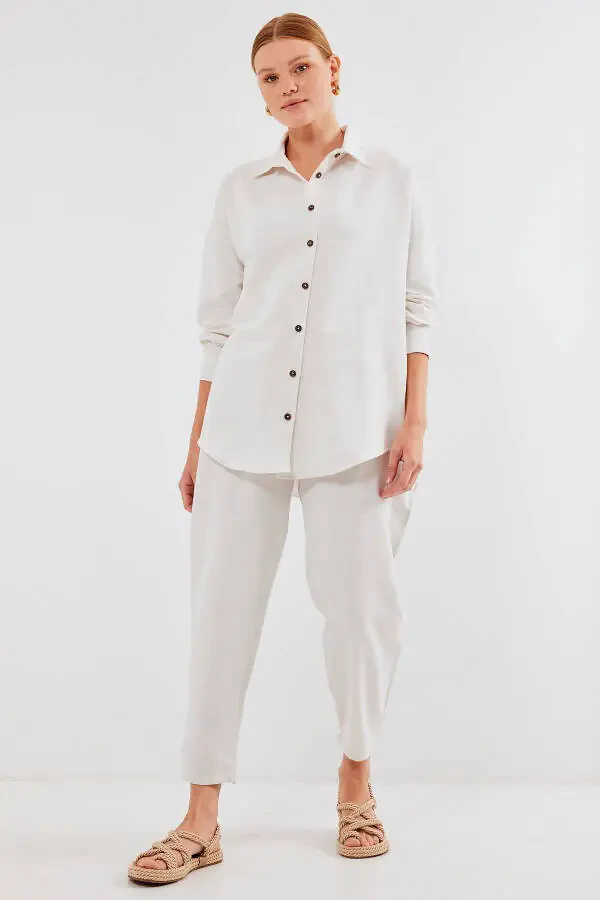 Ayollar uchun krem rangli keng o'lchamli zig'ir kombinezon 6622 - 15