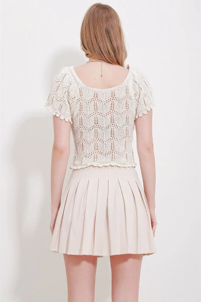 Ayollar uchun krem rangli to'rtburchak yoqali ajurli triko bluzka ALC-X11555 - 5