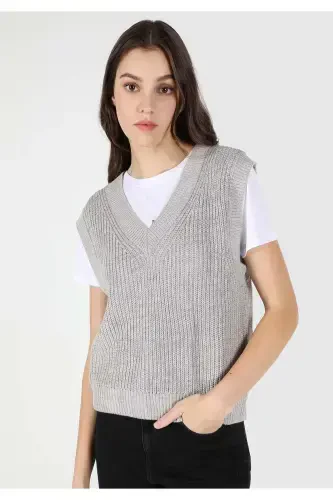 Ayollar uchun kulrang V bo'yinli, oddiy o'lchamli sviter ko'ylagi. Cl1062235 - 3