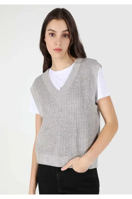 Ayollar uchun kulrang V bo'yinli, oddiy o'lchamli sviter ko'ylagi. Cl1062235 - 3