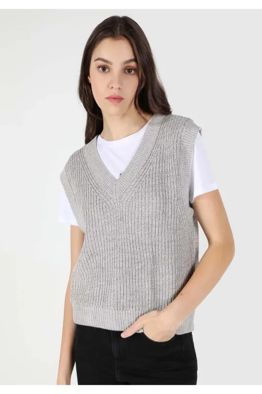 Ayollar uchun kulrang V bo'yinli, oddiy o'lchamli sviter ko'ylagi. Cl1062235 - 3