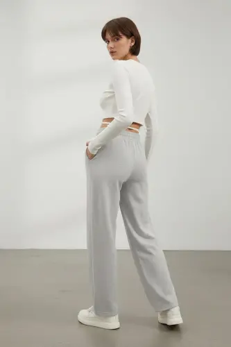 Ayollar uchun kulrang yuqori bel, old tomondan fermuarlı keng oyoqli, ikki cho'ntakli sport shimlari ALC-X7957 - 4