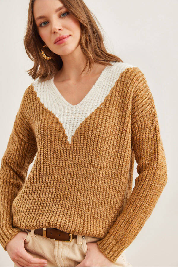 Ayollar uchun KZK-19000895 biskvit rangli V shaklli yoqali, rangli detallari va yumshoq tuzilishi boʻlgan triko kozok - 1