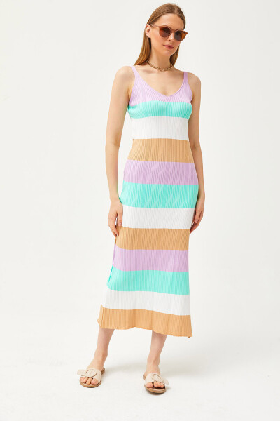 Ayollar uchun lilac rangli yelkasiz chiziqli yon tomondan yirtilgan trikotaj ko'ylak ELB-19002069 