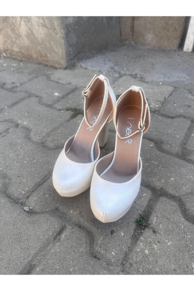 Ayollar uchun marjonli sindirilgan oq rang 12 sm platformadagi baland poshnali libosli to'y poyabzali - 4