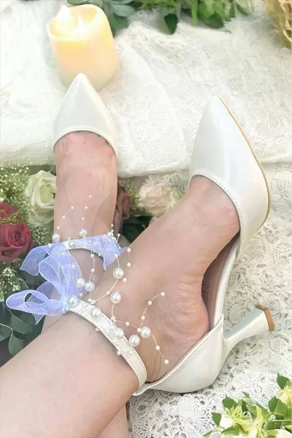 Ayollar uchun marvarid rangli sindirilgan oq qulay 7 sm balandlikdagi stiletto to'y poyabzallari - 1