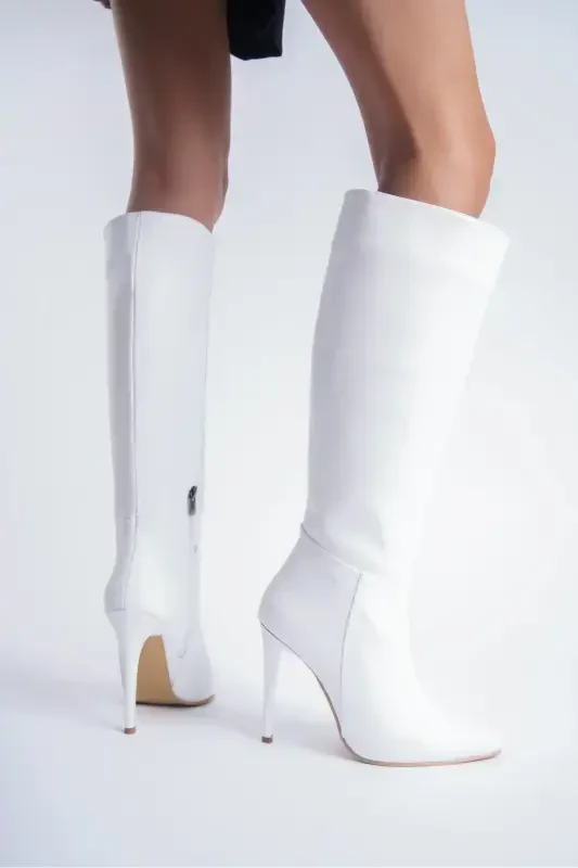 Ayollar uchun maxsus dizayndagi oʻtkir burunli, yarim fermuarli, ingichka, baland poshnali etik - Oq - SHOESERS