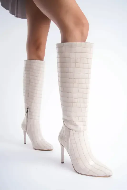 Ayollar uchun maxsus dizayndagi o'tkir burunli, yarim fermuarli, ingichka poshnali krokodil etik - Bej Croco - SHOESERS