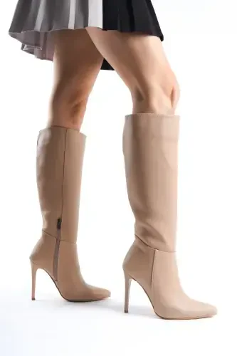 Ayollar uchun maxsus dizayndagi oʻtkir burunli, yarim fermuarli, ingichka poshnali uzun etik - Bej - SHOESERS (1)