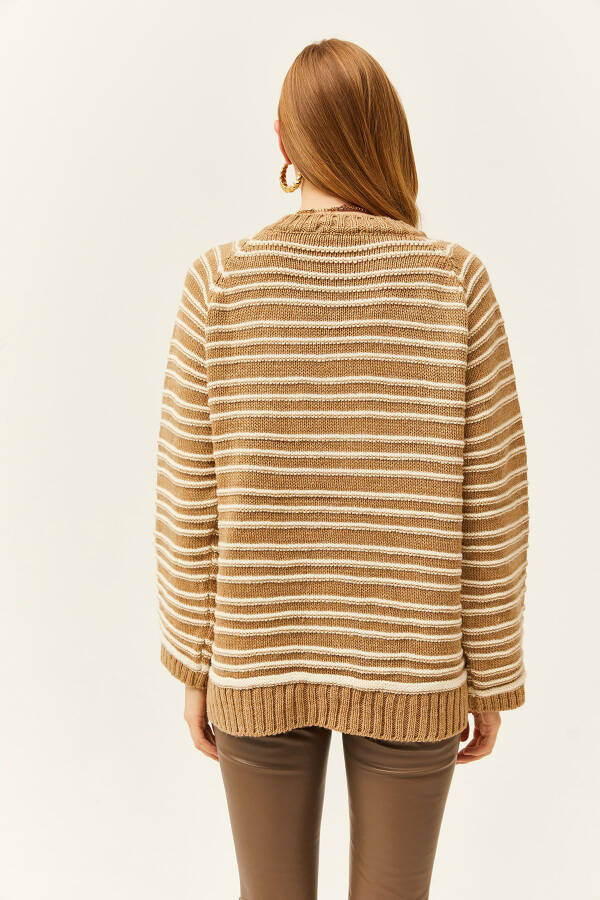 Ayollar uchun mink V bo'yinli yoqali chiziqli yumshoq teksturali triko kozok KZK-19000739 - 4