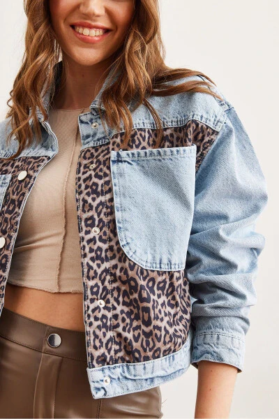 Ayollar uchun mo'ylovli denim kurtka leopard detallari va ko'k rangli cho'ntaklar bilan - 3