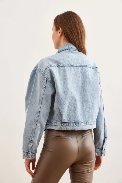 Ayollar uchun mo'ylovli denim kurtka leopard detallari va ko'k rangli cho'ntaklar bilan - 4