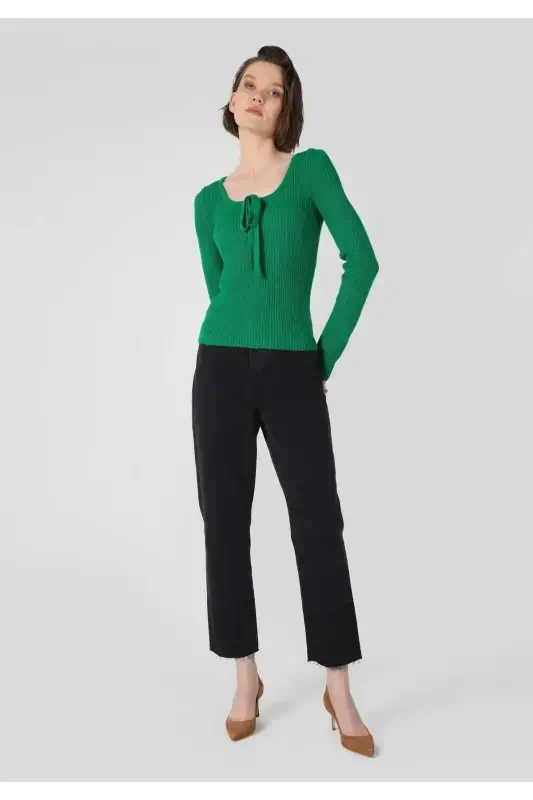 Ayollar uchun ochiq yoqali, yashil trikotaj sviter (Regular Fit) - 3