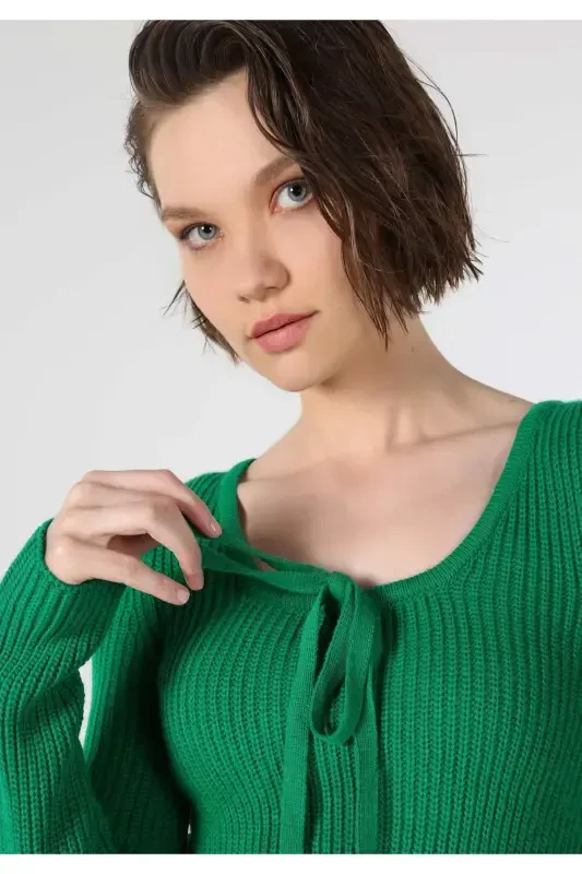 Ayollar uchun ochiq yoqali, yashil trikotaj sviter (Regular Fit) - 5