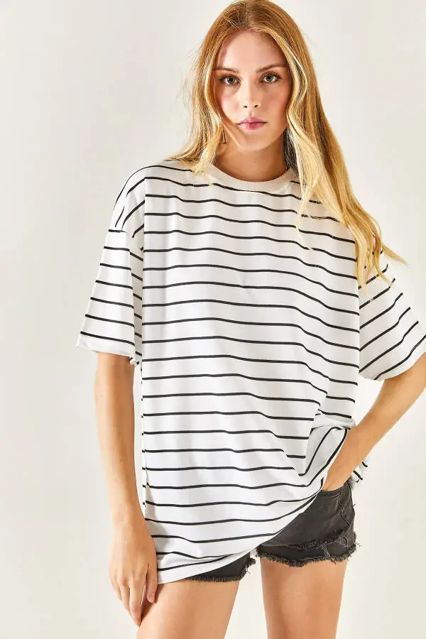 Ayollar uchun oq chiziqli 2 ipli keng unisex futbolka TSH-19000764 - 2