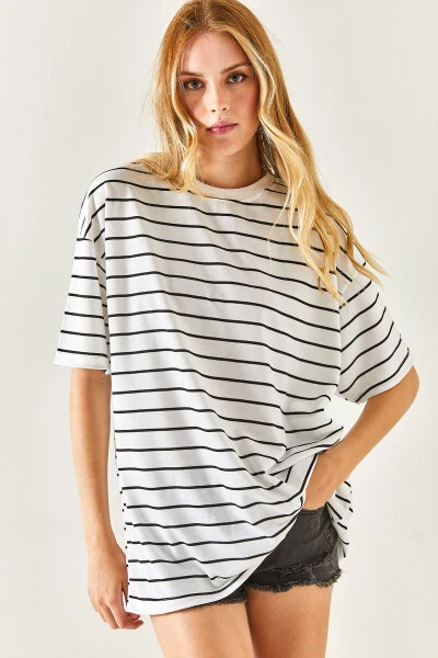 Ayollar uchun oq chiziqli 2 ipli keng unisex futbolka TSH-19000764 - 3