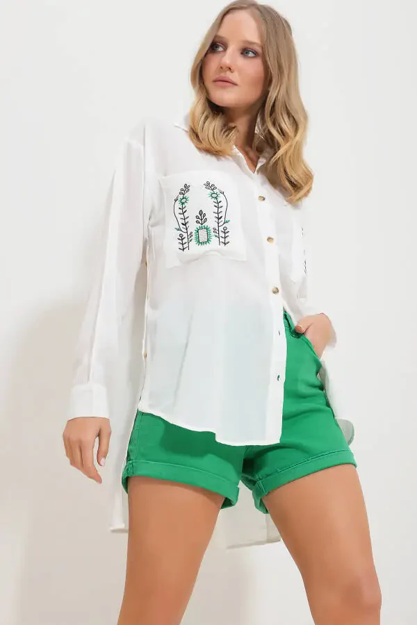 Ayollar uchun oq ikki cho'ntakli tikilgan yon tomondagi tugmachali to'qilgan ko'ylak Alc-X11729 - 3