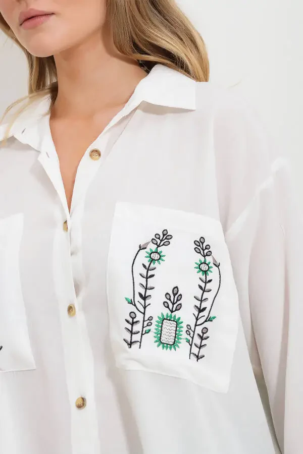 Ayollar uchun oq ikki cho'ntakli tikilgan yon tomondagi tugmachali to'qilgan ko'ylak Alc-X11729 - 6