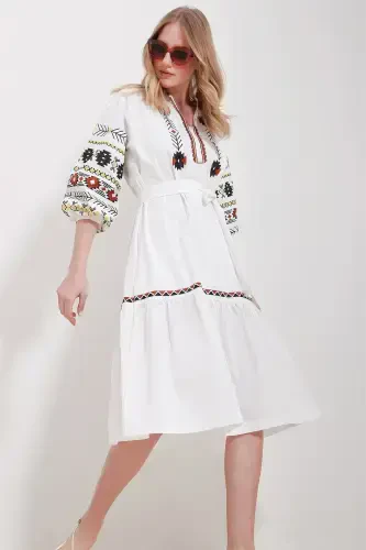 Ayollar uchun oq mandarin yoqali, balon yelkali, astarli, kamarli, naqshli ko'ylak ALC-X11571 - 1