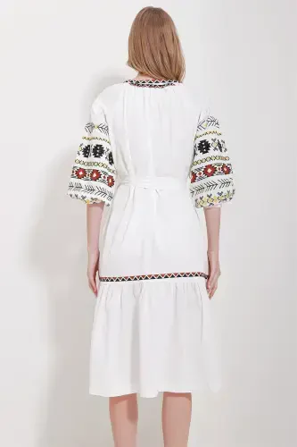 Ayollar uchun oq mandarin yoqali, balon yelkali, astarli, kamarli, naqshli ko'ylak ALC-X11571 - 5