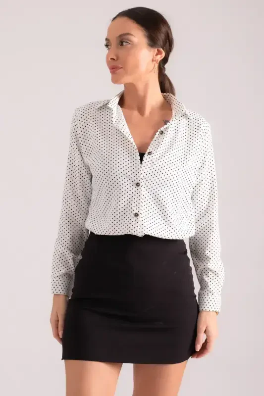 Ayollar uchun oq nuqta bilan uzun yengli ko'ylak ARM-22K001064 - 2