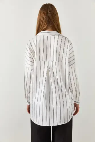 Ayollar uchun oq rangli ingichka chiziqli keng ko'ylak uzun asosiy ARM-22Y001185 - 3