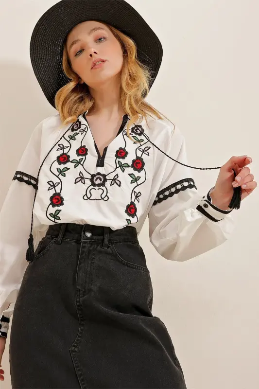 Ayollar uchun oq rangli tikilgan mo'ynali to'qilgan bluzka ALC-X10194 - 2