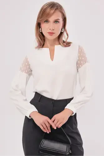 Ayollar uchun oq rangli V bo'yinli, pufakli yengli tülli bluzka ARM-20K001038 - 4