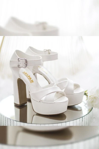 Ayollar uchun oq rangli xoch tasmali to'piqli poyafzal - 3