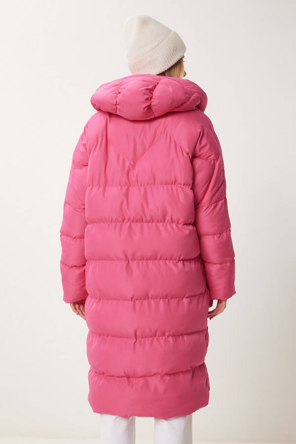 Ayollar uchun pushti rangli kapşonlu, keng va uzun puf paltosi NT - 8