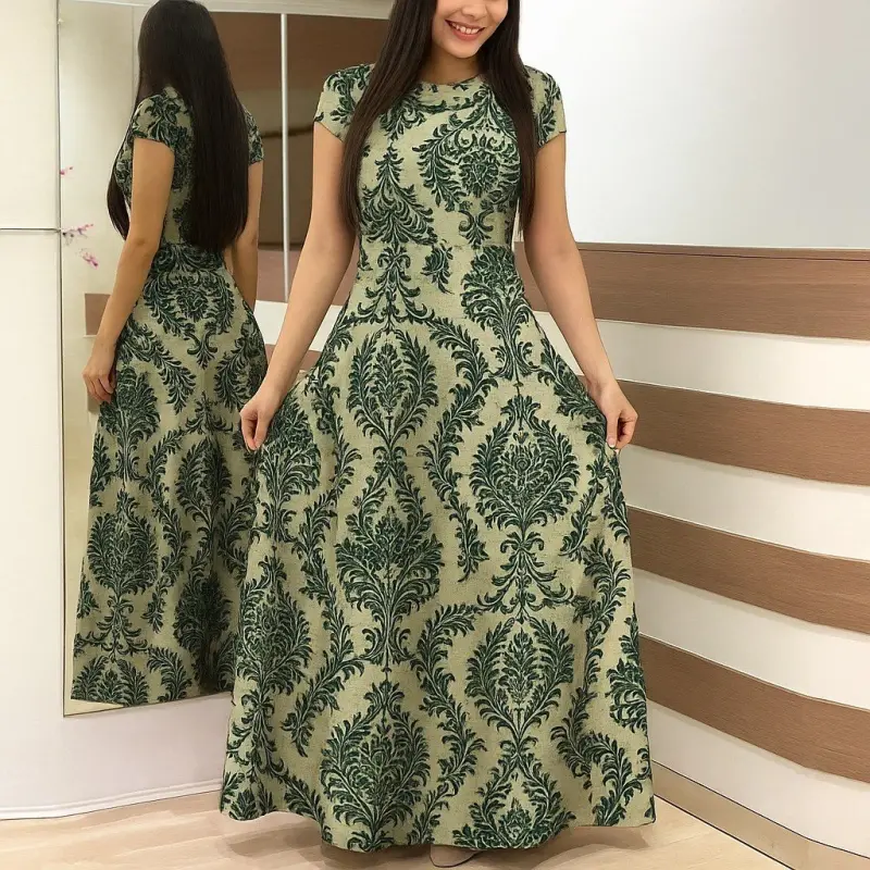 Ayollar uchun qisqa yengli, dumaloq yoqali, nuqtali, maksi uzunlikdagi trikotaj krep ko'ylak - 3