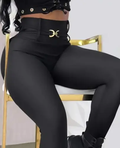 Ayollar uchun qisqa yengli, ko‘ndalang yoqali, old qismida toka detallari bo‘lgan kalta viskoza ko‘ylak - 5