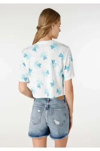 Ayollar uchun qisqa yengli, oq, regular fit bosilgan crop top. - COLIN’S (1)