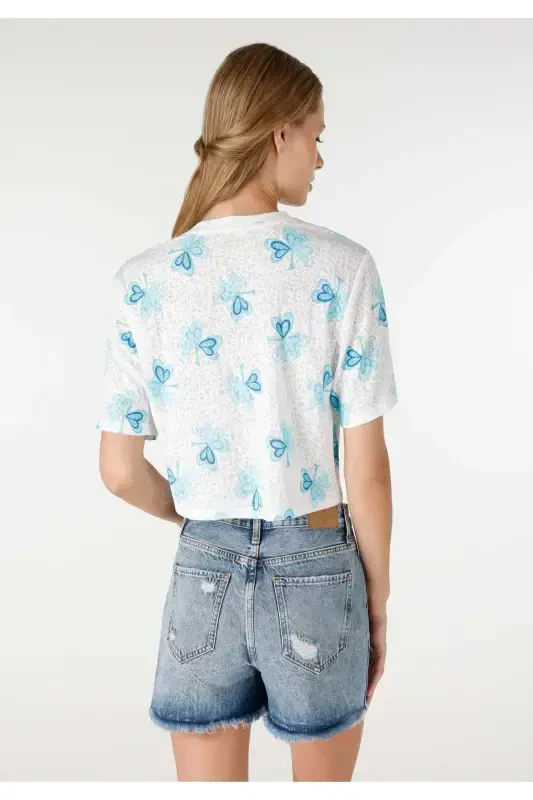 Ayollar uchun qisqa yengli, oq, regular fit bosilgan crop top. - 2