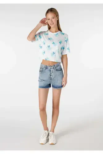 Ayollar uchun qisqa yengli, oq, regular fit bosilgan crop top. - 3