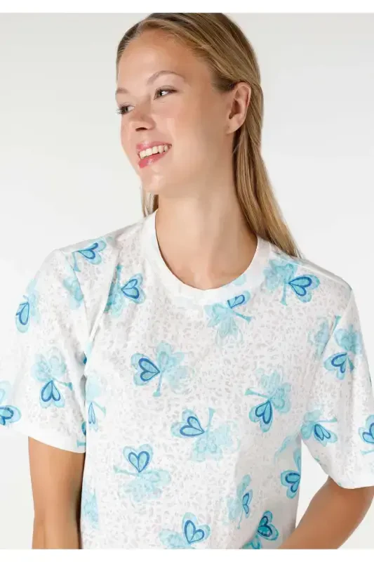 Ayollar uchun qisqa yengli, oq, regular fit bosilgan crop top. - 4