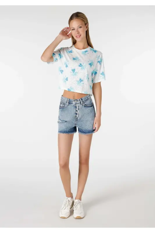 Ayollar uchun qisqa yengli, oq, regular fit bosilgan crop top. - 3